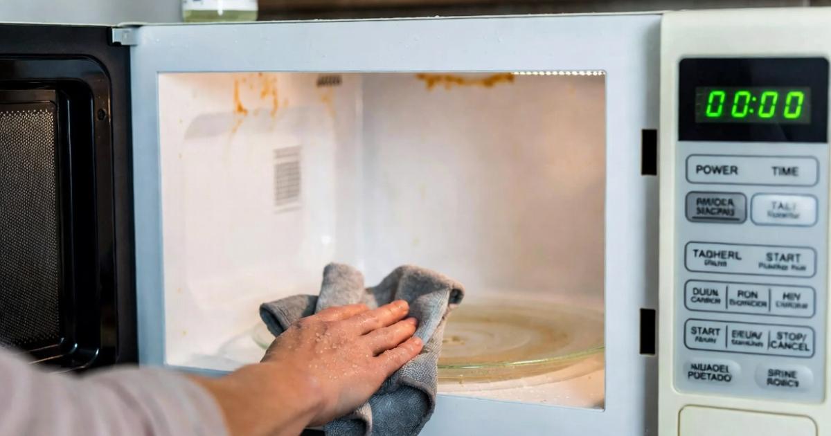 How to Clean a Microwave Easily in 10 Seconds?